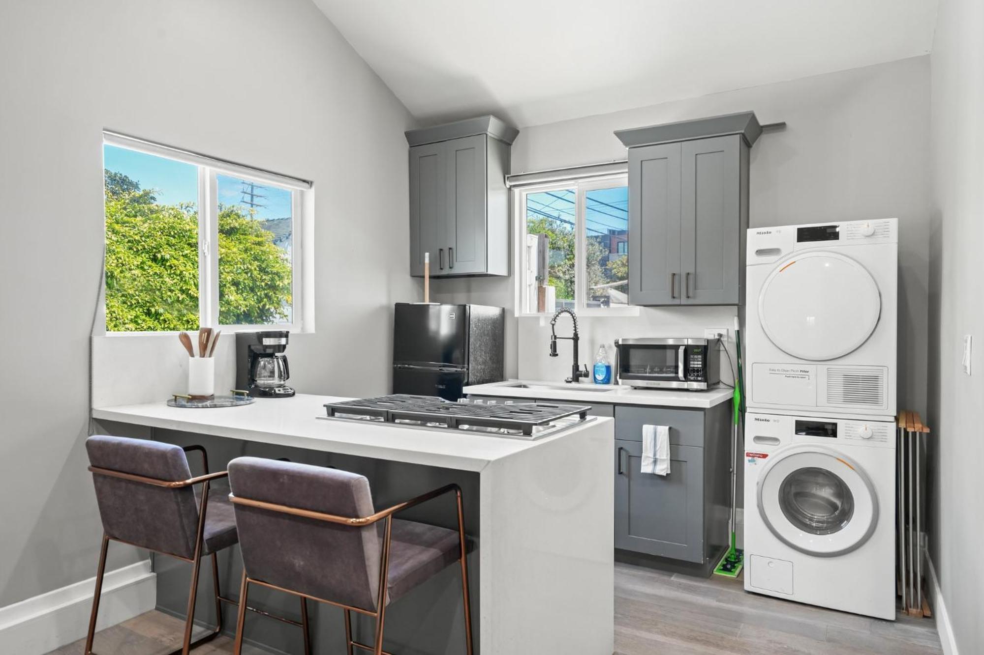 New Modern Cozy Guest House, Parking, Pet Friendly In Mar Vista! * Los Angeles
